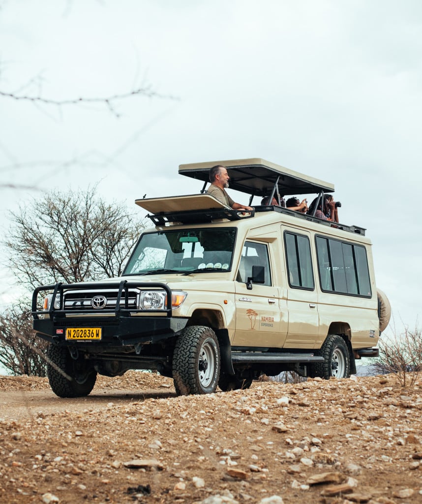 Safarifahrzeug auf Campingreise in Tansania