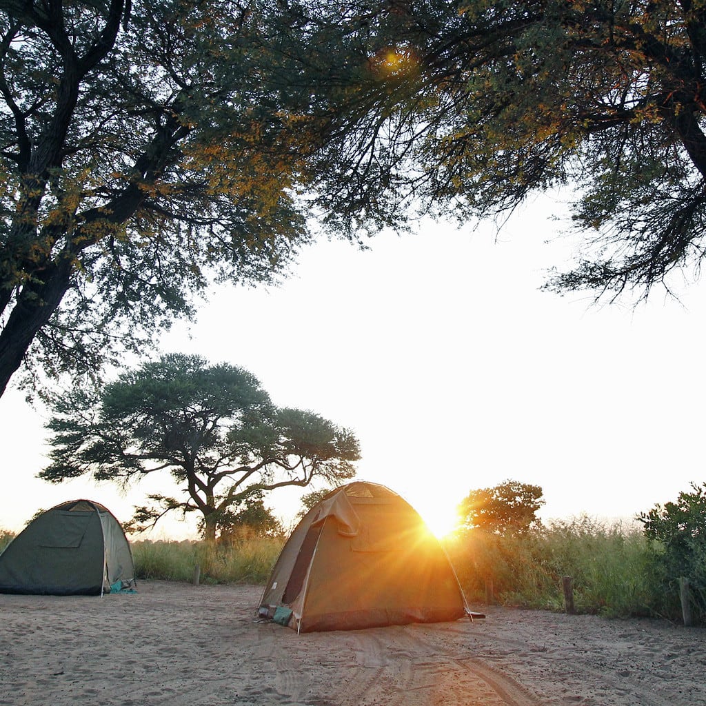 Zeltplatz bei Sonnenuntergang auf Camping Safari in Namibia