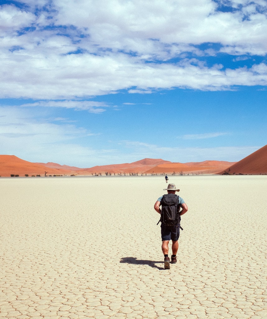 Spaziergang durchs Deadvlei auf Rundreise von Südafrika zu den Viktoriafällen