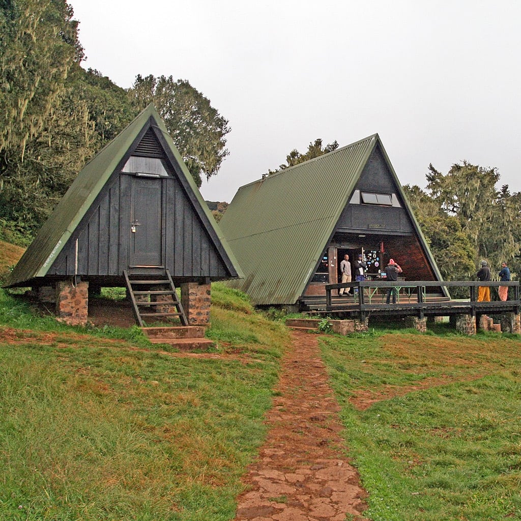Schutz vor Nässe und Kälte in Berghütten auf der Marangu Route Kilimanjaro