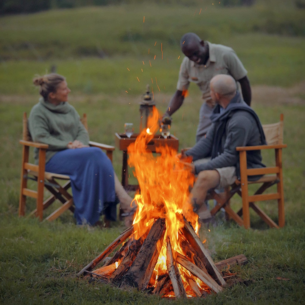 Sundowner am Lagerfeuer während Fly-In Safari in Kenia