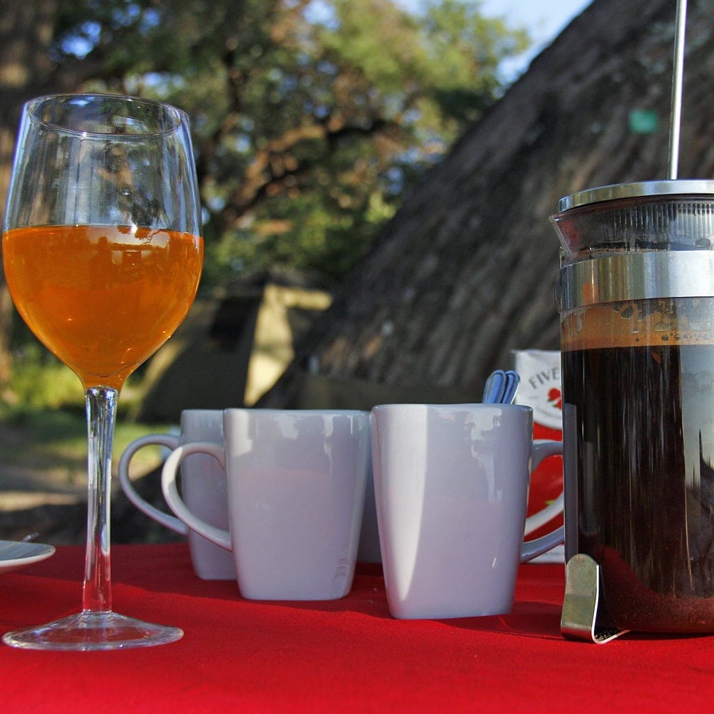 Verpflegung und Geschirr auf Camping Safari in Namibia