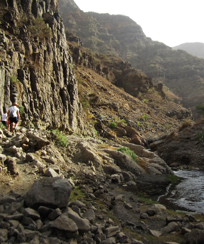 Wanderung zu einem Wasserfall am Lake Natron auf Zeltsafari durch Tansania