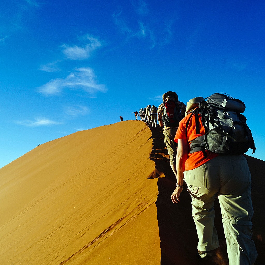 Wanderung auf eine Düne während Namibia Botswana Victoria Falls