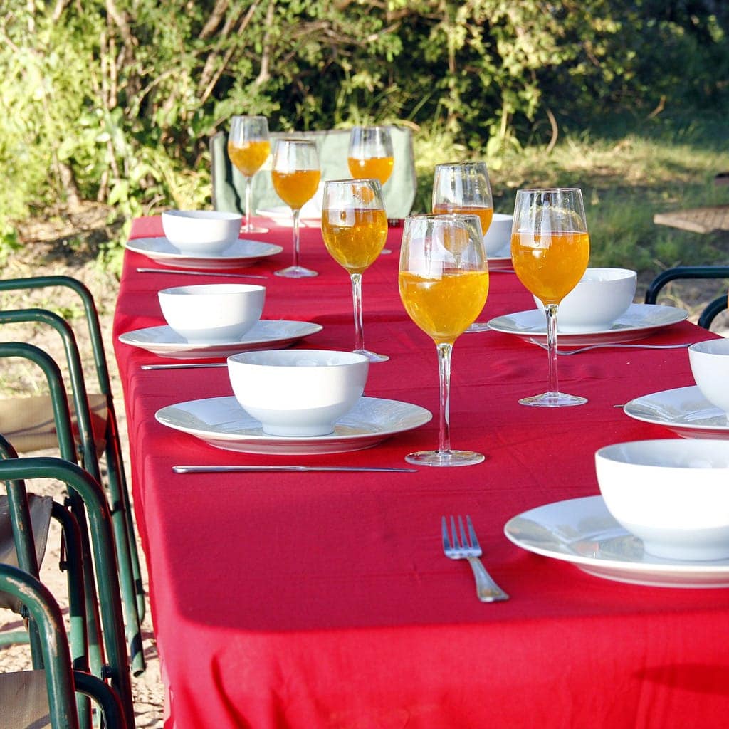 EIn gedeckter Tisch während einer Camping Reise durch Namibia