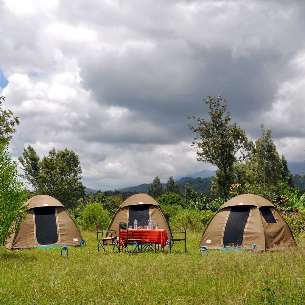 Verpflegung und Unterbringung in Zelten auf Camping Safari in Tansania