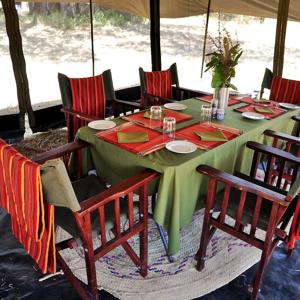 Essenszelt von innen auf privater Tansania Safari