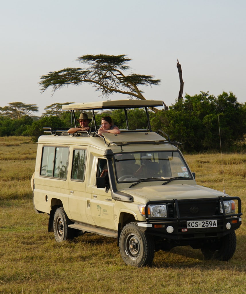 Safarifahrzeug auf maßgeschneiderter Safari in Afrika