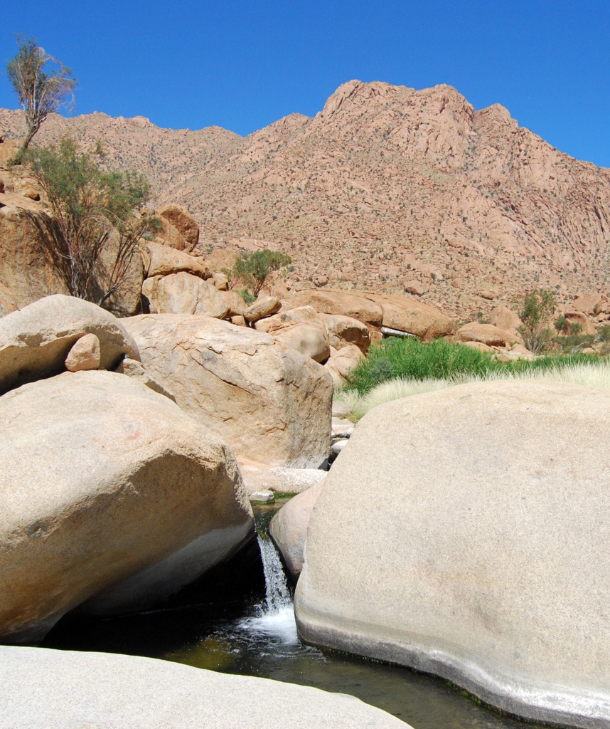 Landschaft im Damaraland während Camping Safari in Namibia