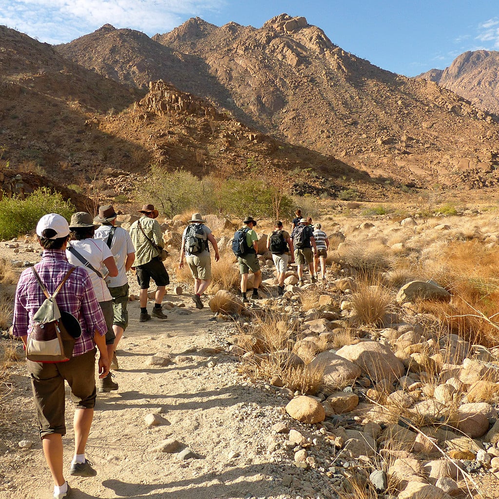 Wanderung durch Berglandschaft Highlights von Namibia und Viktoriafälle Rundreise