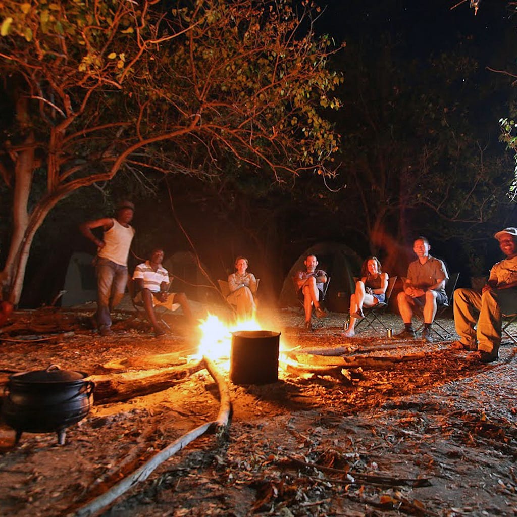 Lagerfeuerstimmung am Abend während Südafrika Simbabwe und Botswana