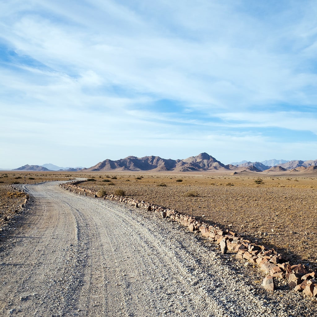 Straße zum Horizont auf Camping Reise in Namibia