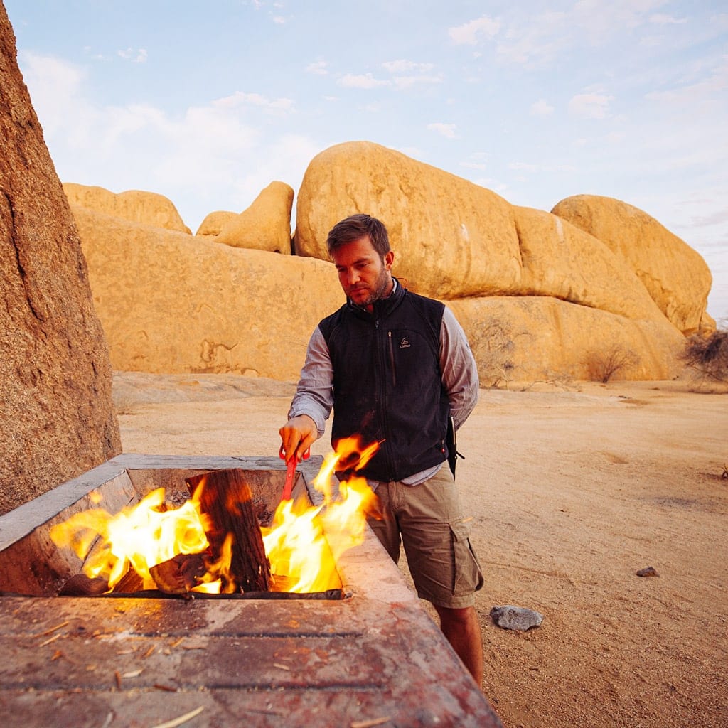 Reiseteilnehmer helfen in Namibia in der Campingküche aus