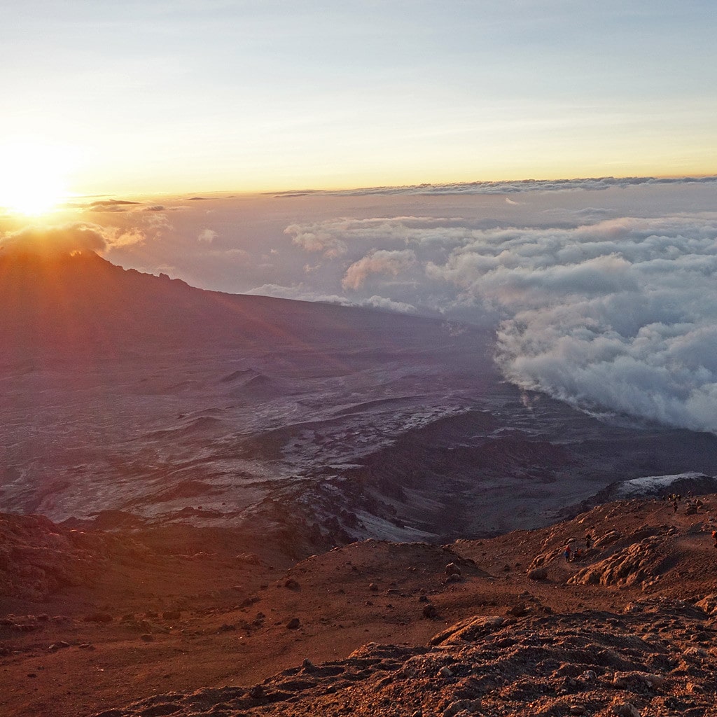 Sonnenaufgang während der Gipfeletappe Lemosho Route Mt Kilimanjaro