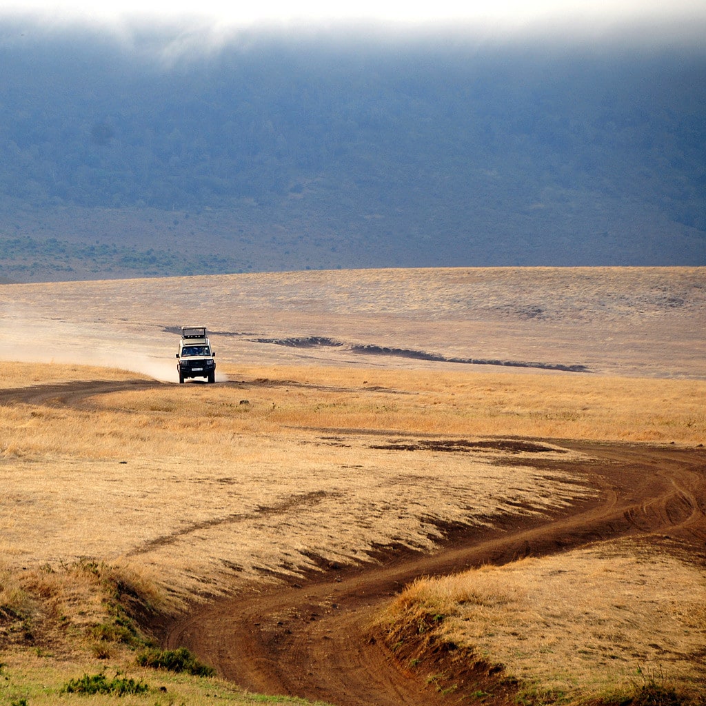 Safarifahrzeug im Ngorongoro Krater während Tansania Safari