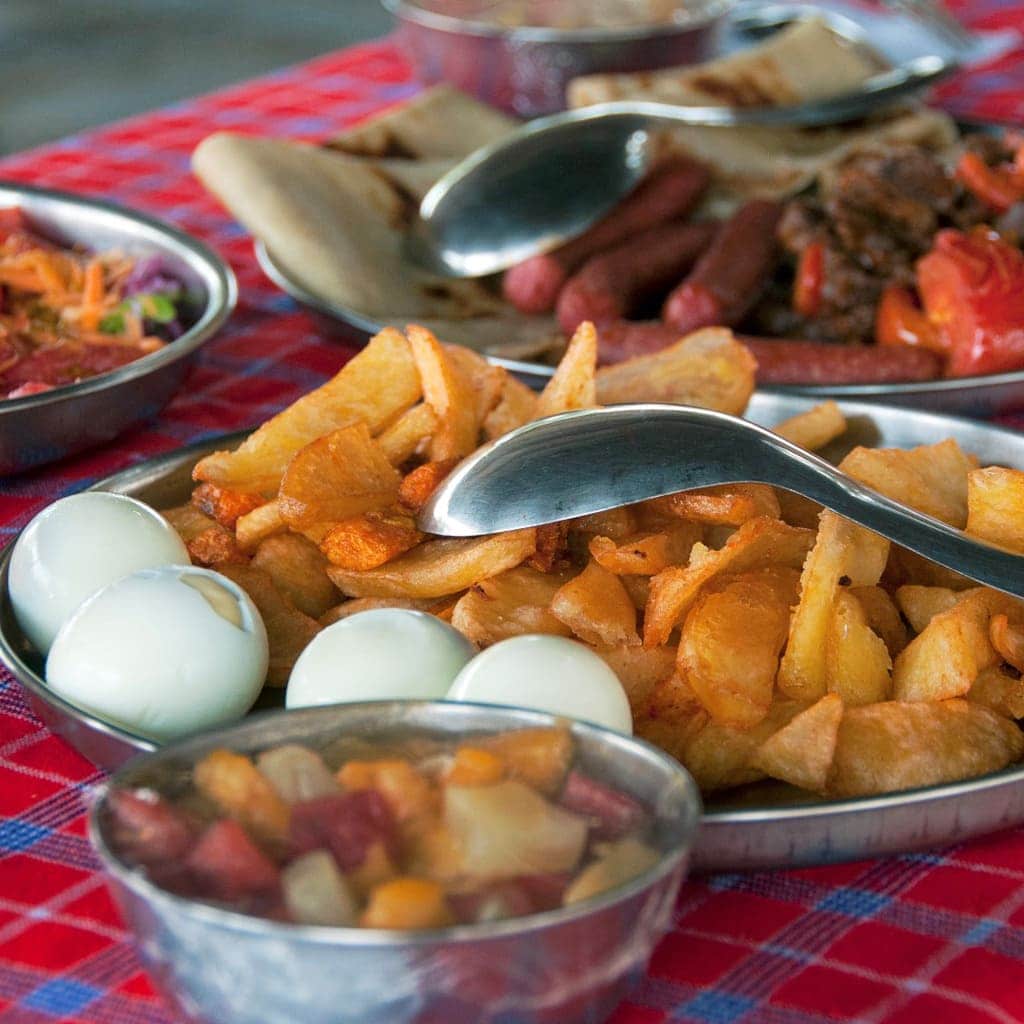 Verpflegung durch geschulten Koch auf Zeltsafari in Tansania