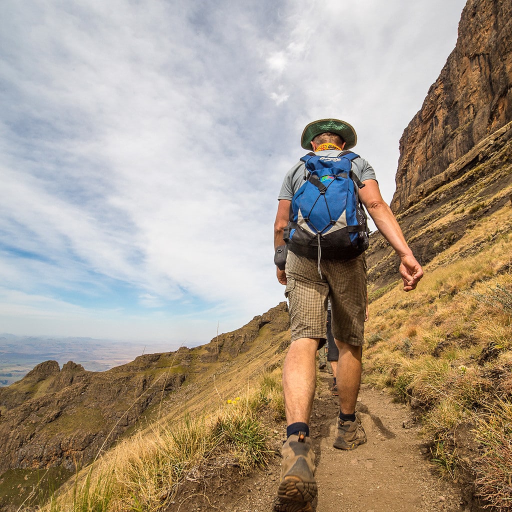 Ein Wanderer geht einen Pfad entlang Südafrika