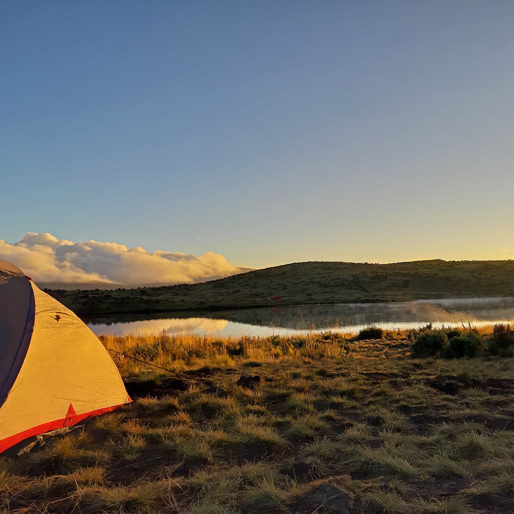 Zelten am Lake Ellis entlang der Chogoria Route auf dem Mount Kenia