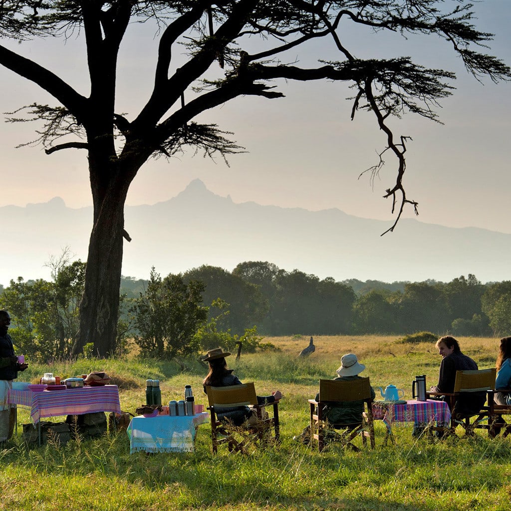 Sundowner mit Blick auf den Mt Kenya während Kenia Fly-In Safari