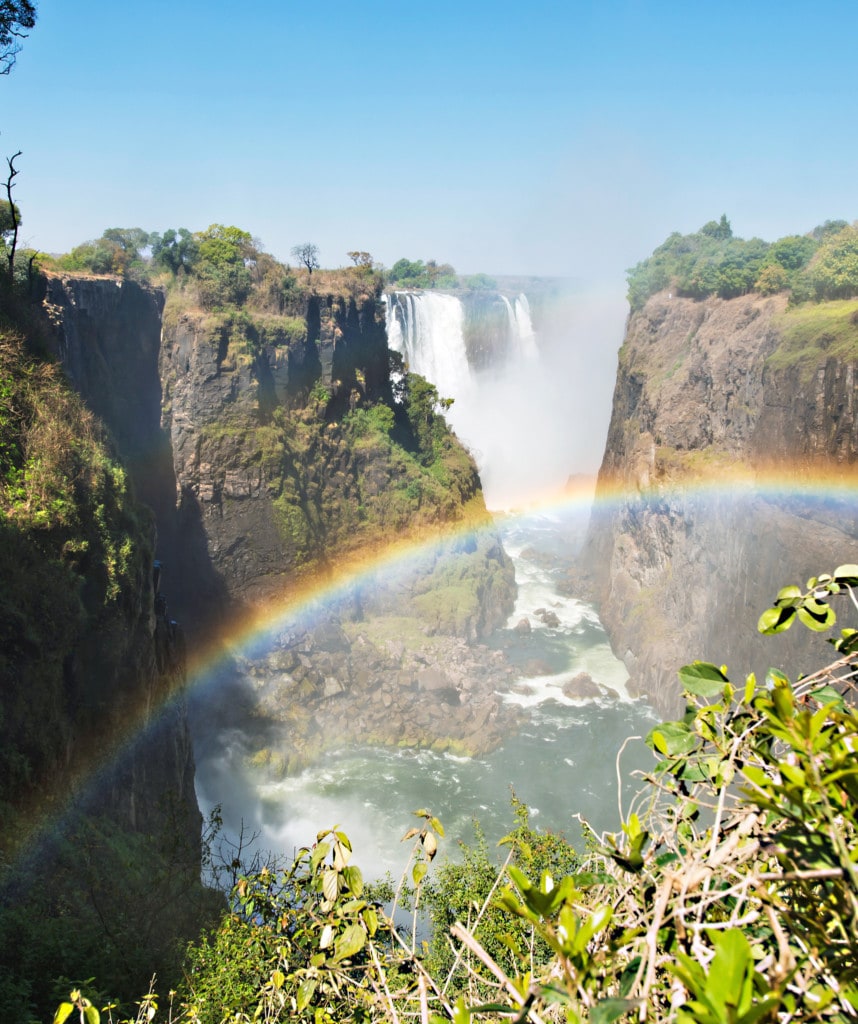 Regenbogen vor den Viktoriafällen auf Rundreise aus Südafrika