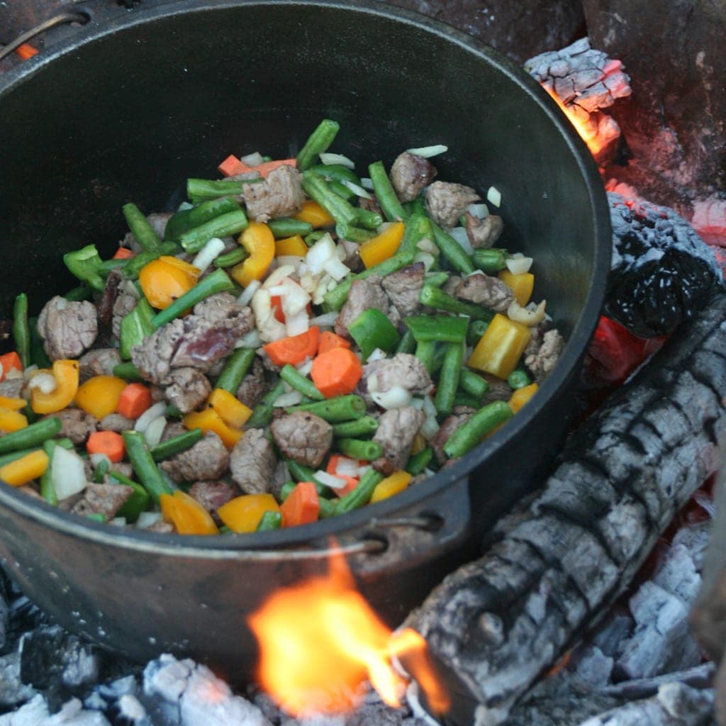 Leckeres und frisches Essen auf dem Feuer zubereitet während einer Camping Safari in Namibia