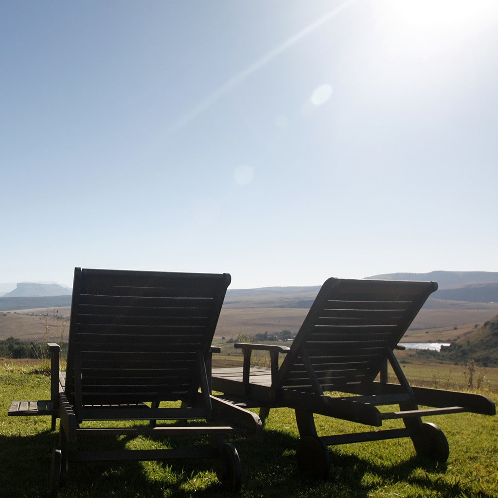 Ausblick von zwei Sonnenliegen nach dem Wandern in den Drakensbergen