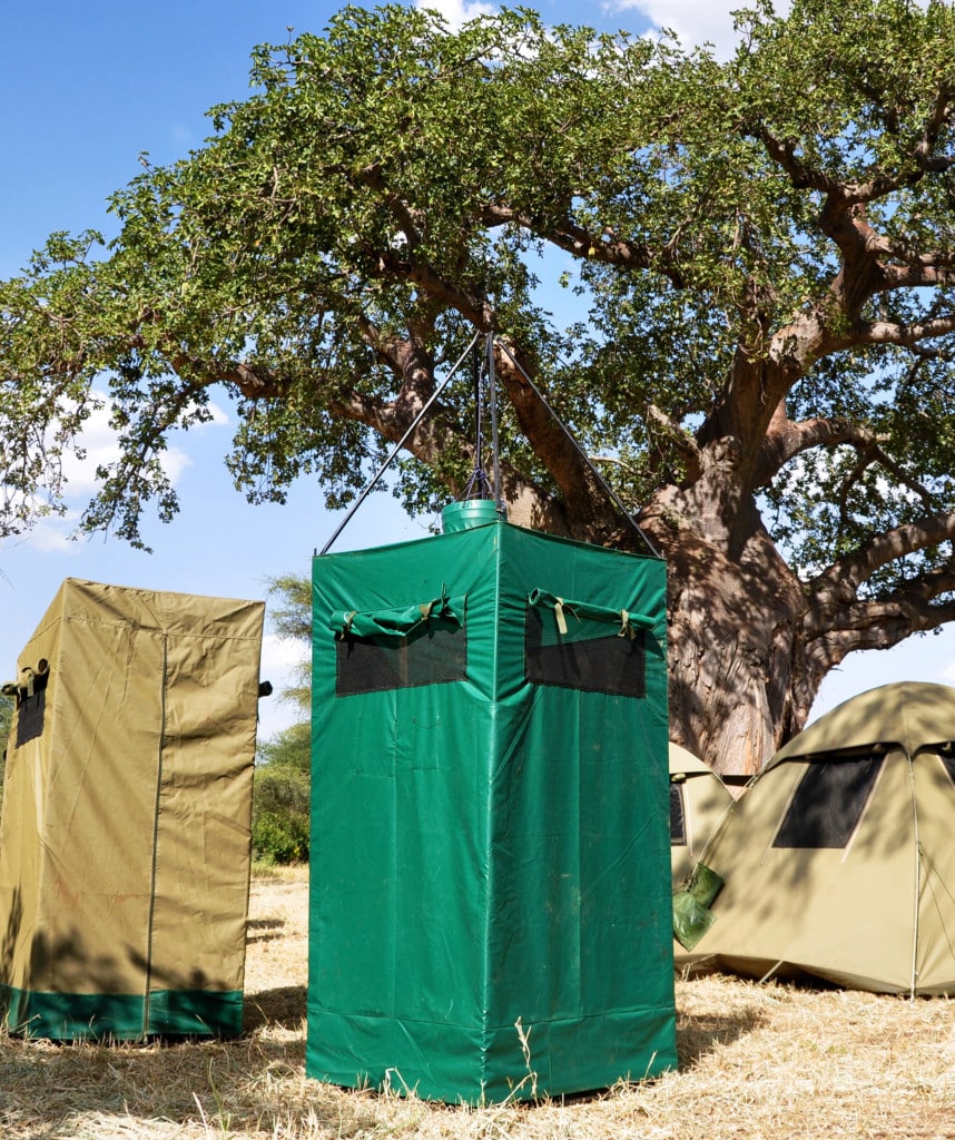 Dusche und Toilette auf mobiler Camping Safari in Tansania