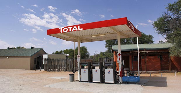 tanken-in-namibia_elefant-tours