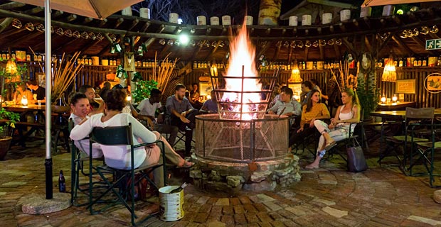 Joe’s Beerhouse Gäste um Feuerstelle