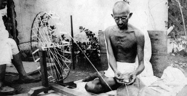 Mahatma Gandhi beim spinnen in schwarz-weiß